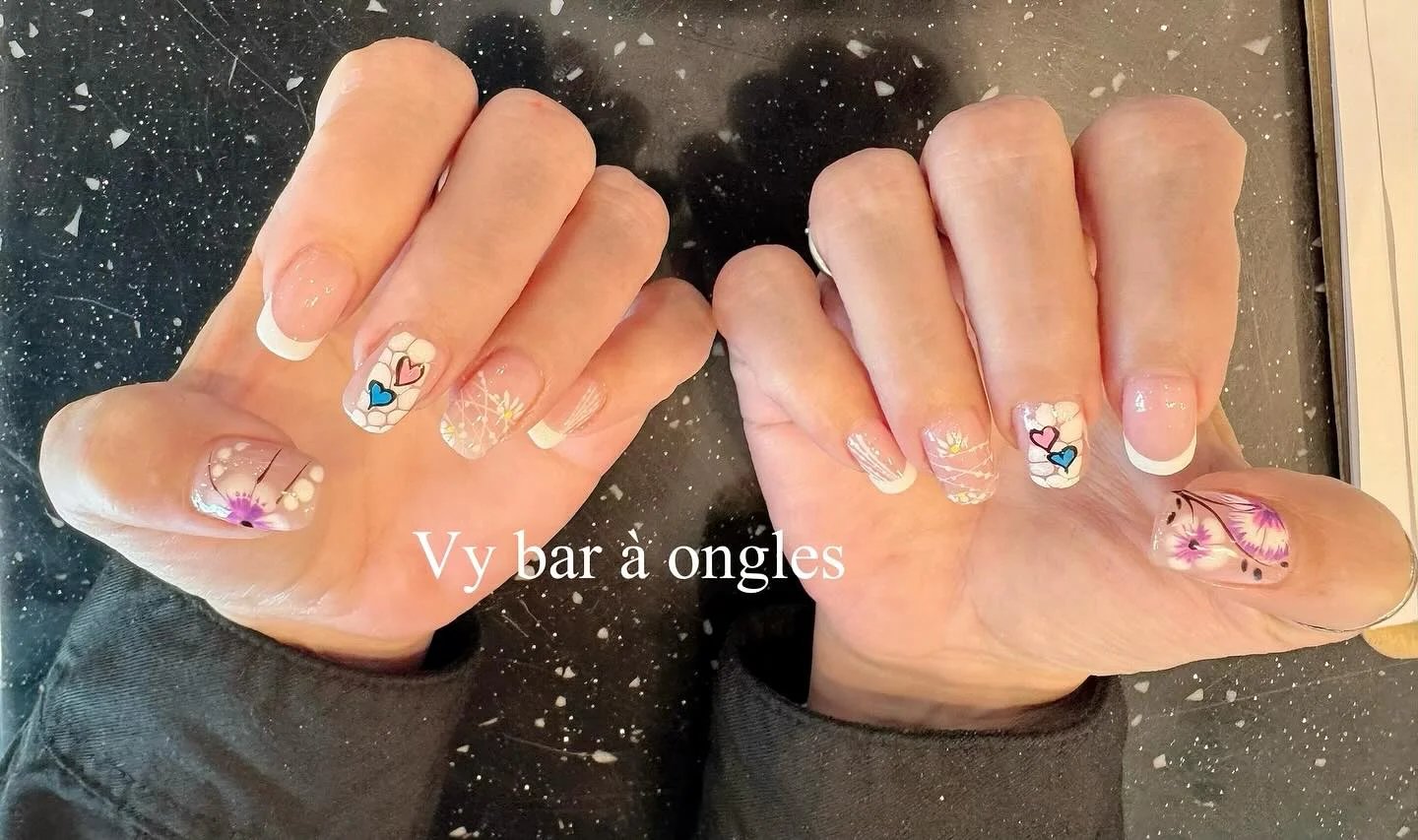 Décoration florale sur ongles courts