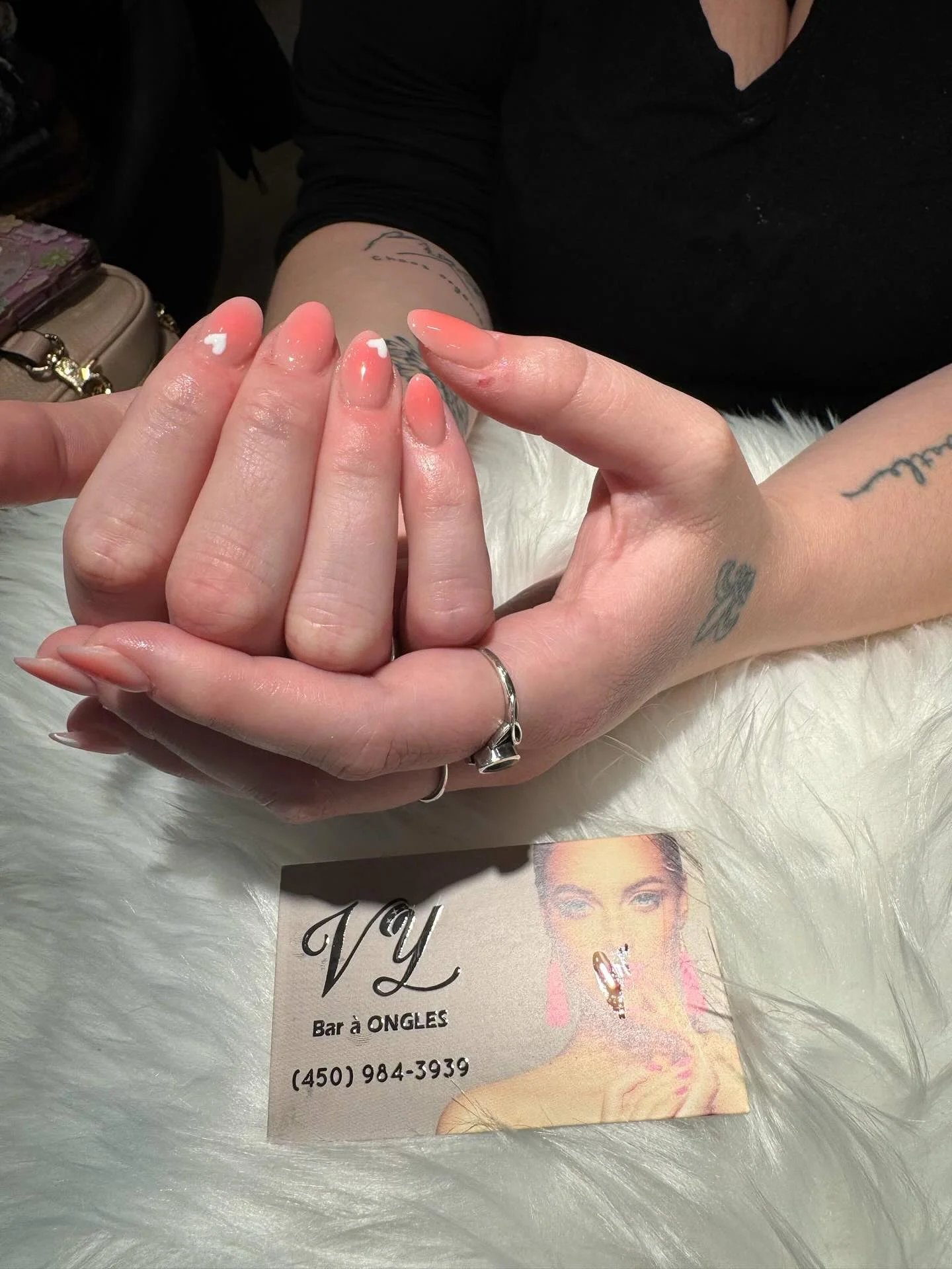 Pédicure avec vernis foncé