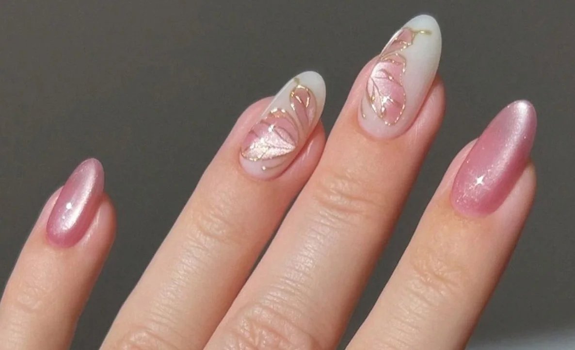 Pose d'ongles en gel réalisée au salon